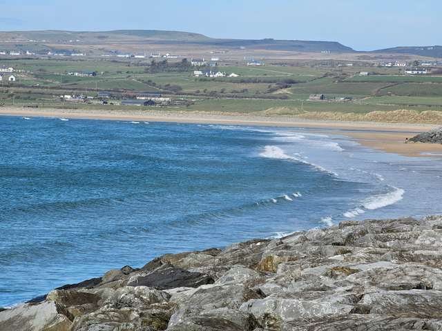 Clean lines of small swell as the tide stars to drop back from the rocks